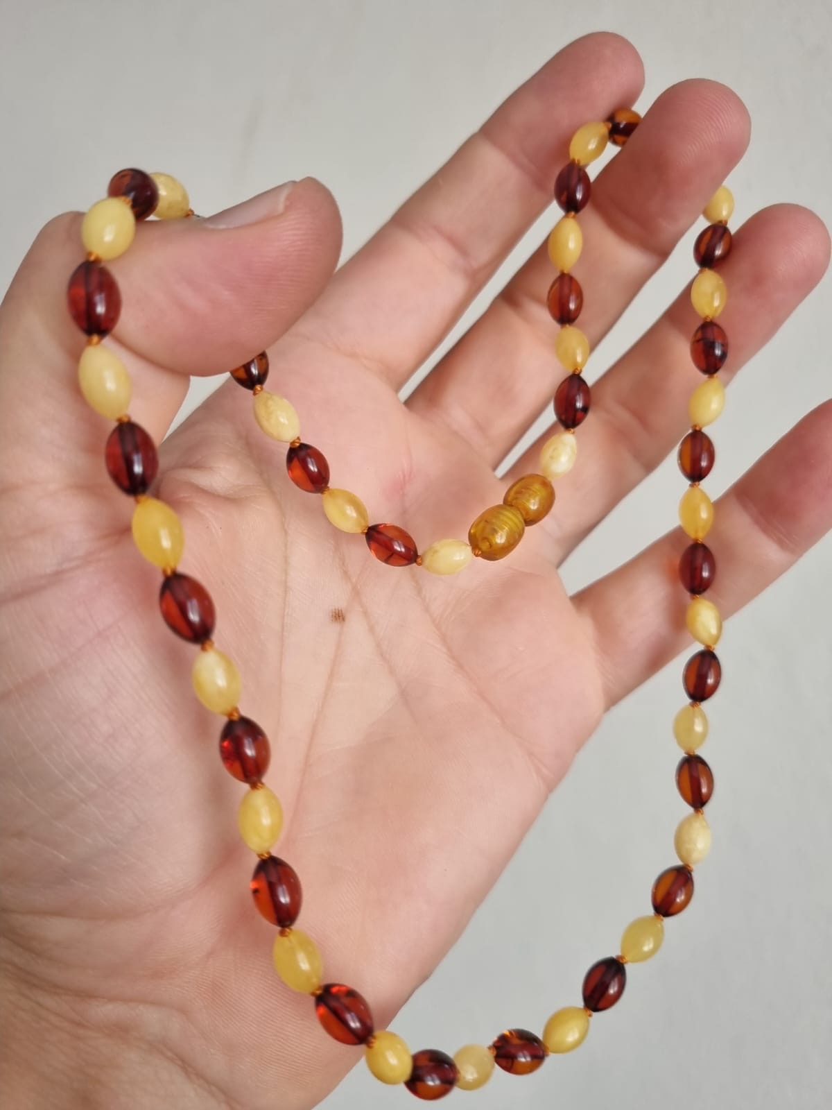 Doğal Bal ve Kabuk Kehribar Kolye – Arpa Kesim (45 cm)