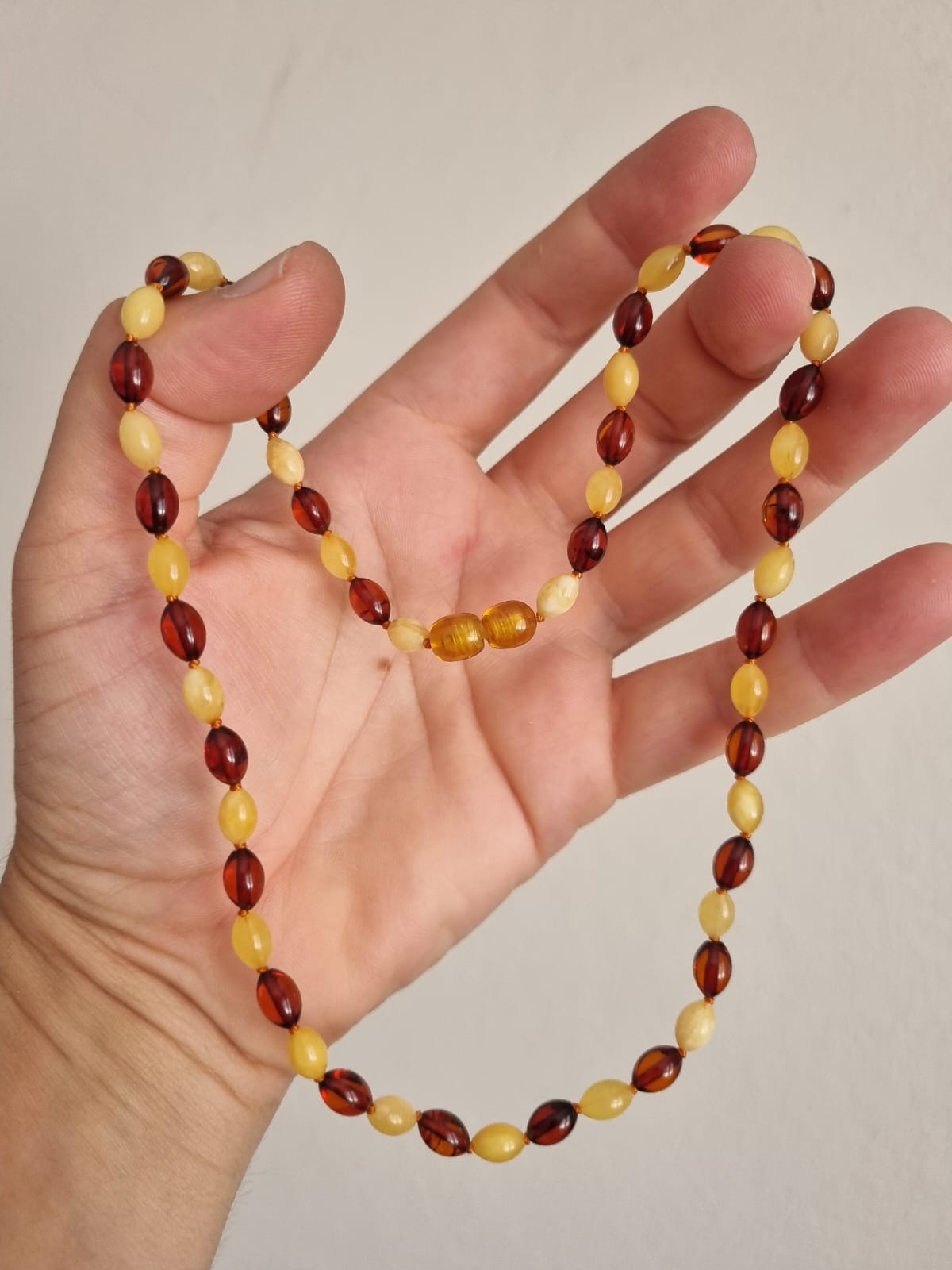 Doğal Bal ve Kabuk Kehribar Kolye – Arpa Kesim (45 cm)