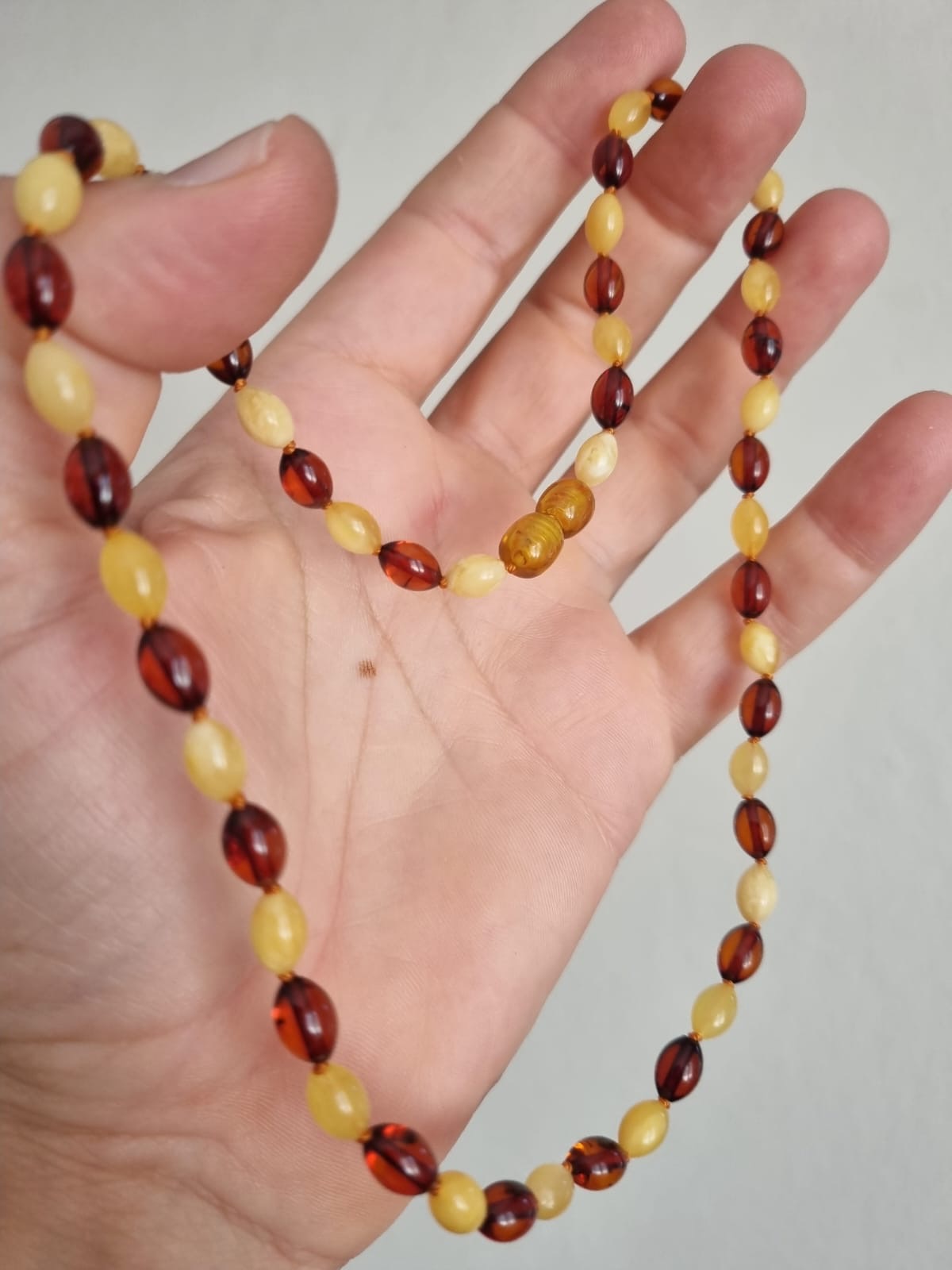 Doğal Bal ve Kabuk Kehribar Kolye – Arpa Kesim (45 cm)