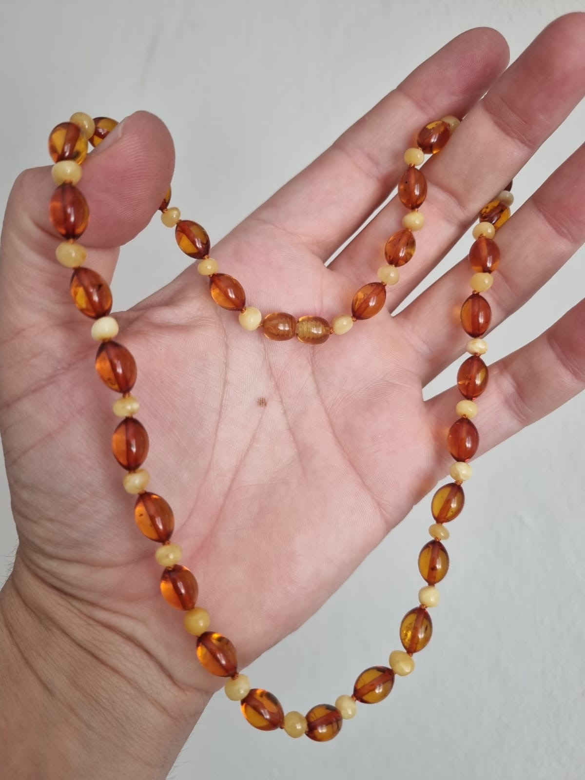 Doğal Bal ve Kabuk Kehribar Kolye – Arpa Kesim (45 cm)