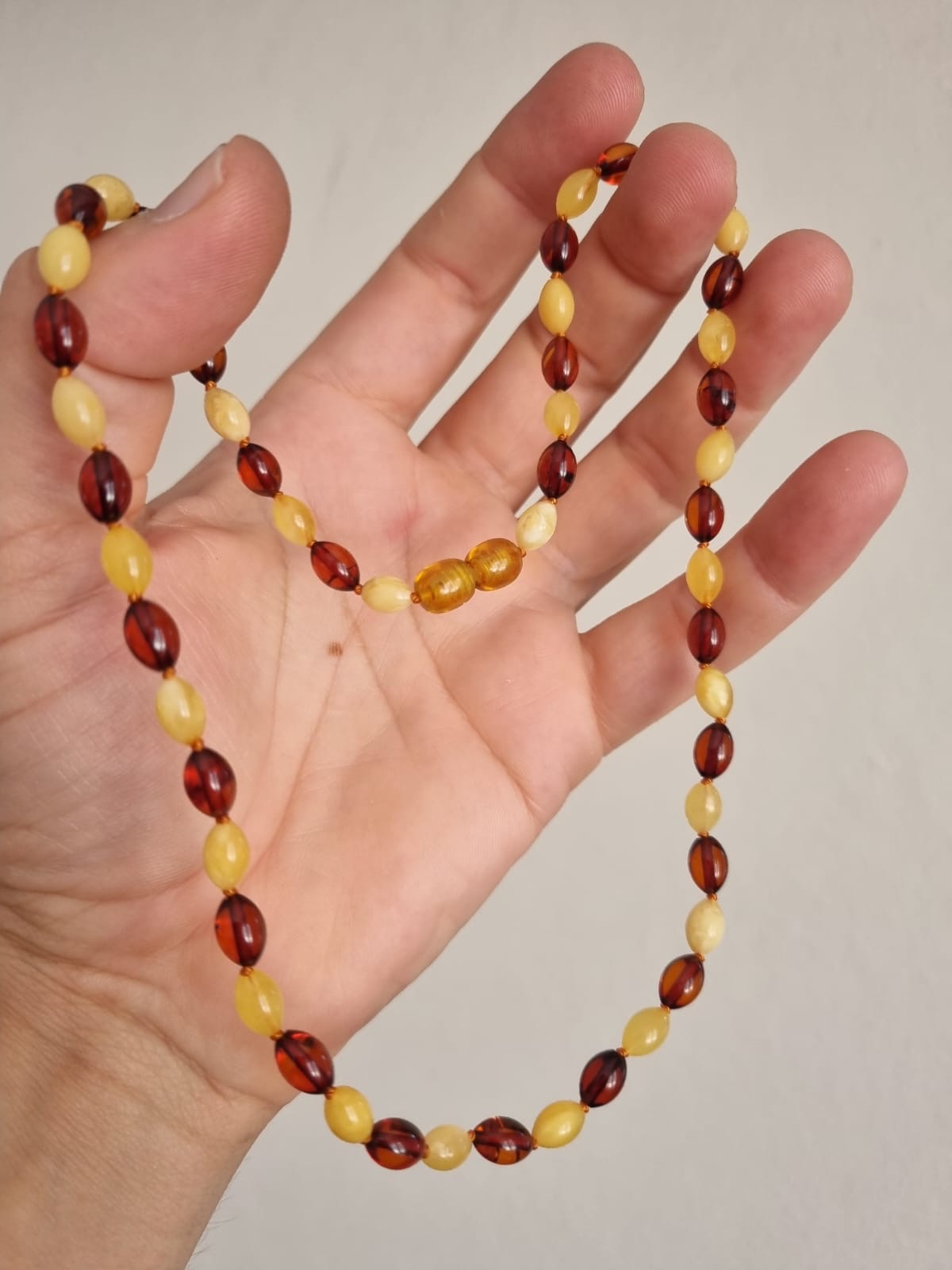 Doğal Bal ve Kabuk Kehribar Kolye – Arpa Kesim (45 cm)