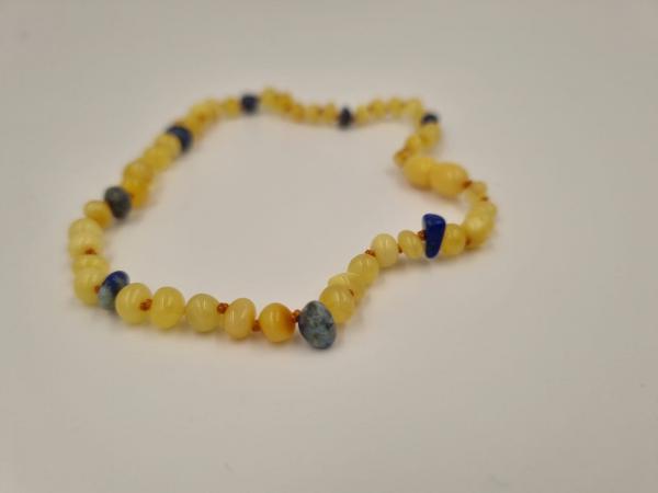 Kehribar Bebek -Sodalit Taşlıdır